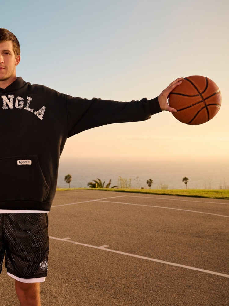 里夫斯晒拍宣传照花絮：手太小一直抓不住球 试了几次都失败