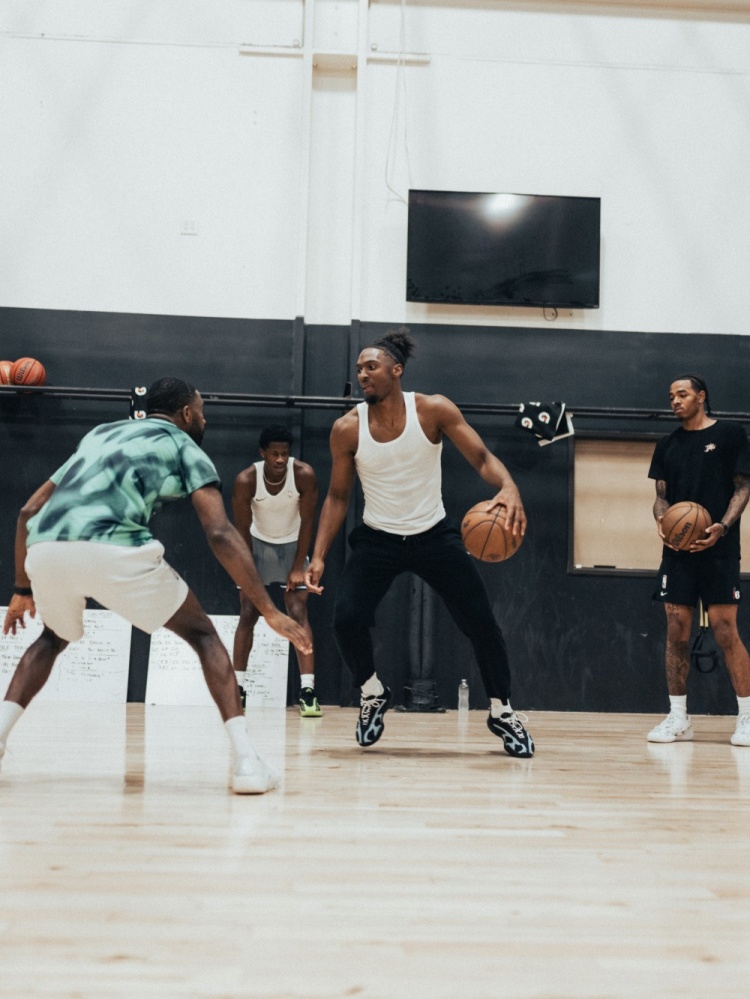 依旧能飞!训练师晒随手一抛 詹姆斯高高跃起完成打板空接扣篮 依旧能飞!训练师晒随手一抛 詹姆斯高高跃起完成打板空接扣篮