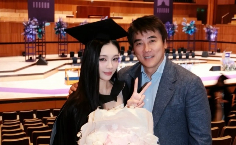 李明女儿回应父亲被禁足:时间给出答案