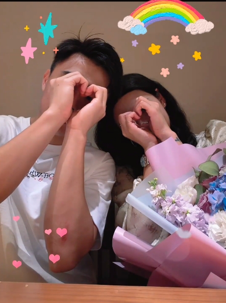 杨莉娜520晒照秀恩爱,与神秘男挡脸比心