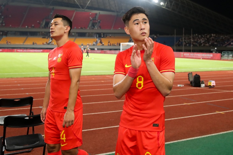 国足大名单调整近四成 武磊戴伟浚回归