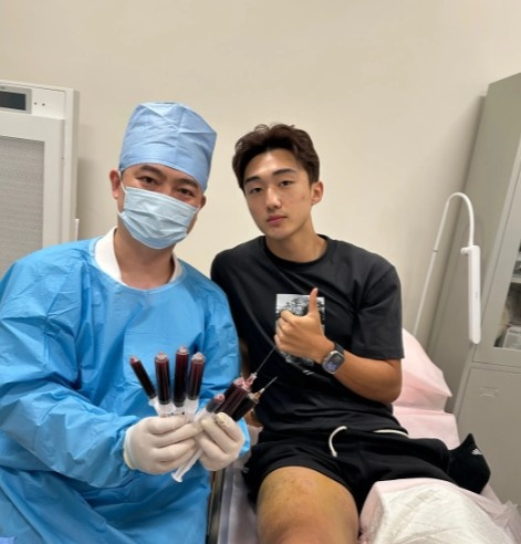 张智俊晒治疗照:大腿抽八管积液