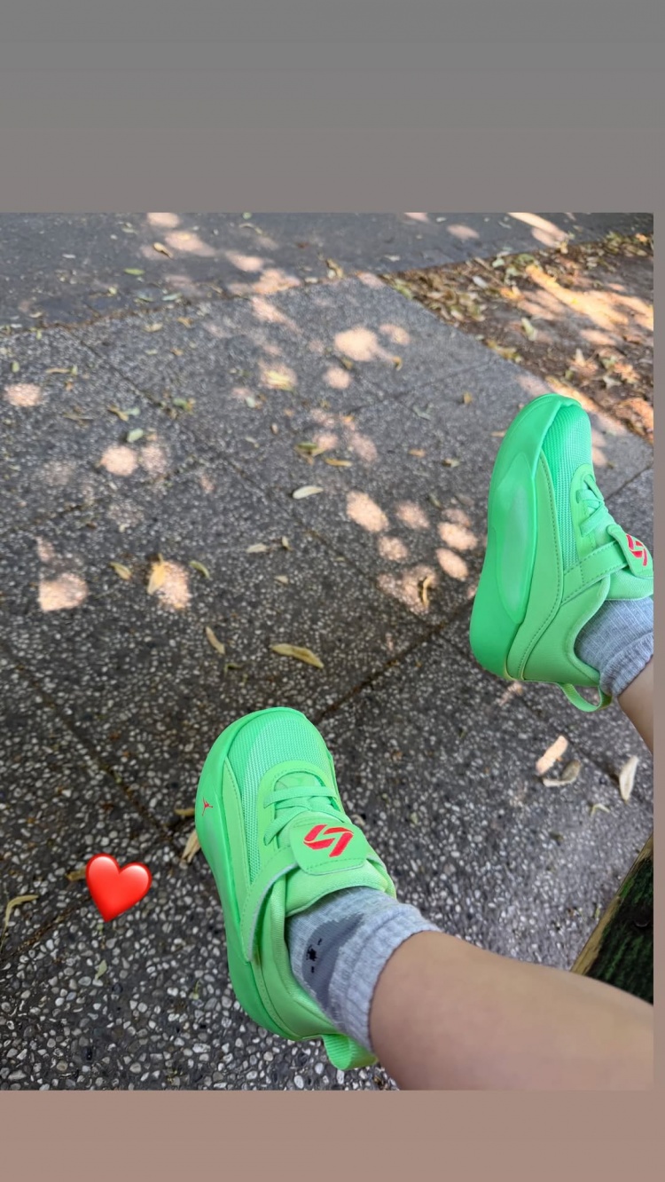 东契奇晒带娃照,女儿穿童版签名鞋