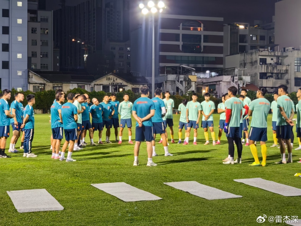 国足抵新当晚训练,场地简陋设施引关注