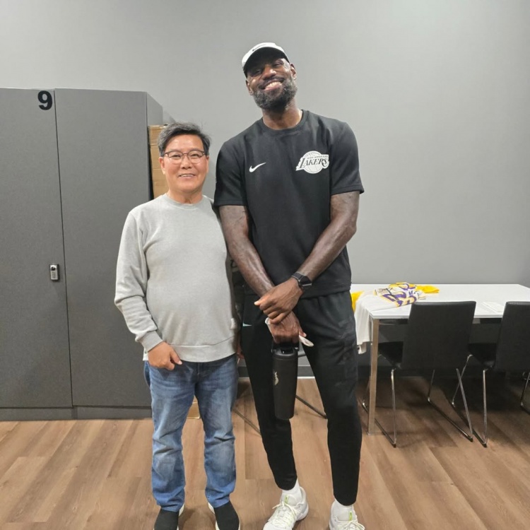 网友晒与詹姆斯打室内高尔夫合影,称其GOAT兼初学者