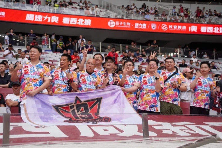 陕西联合携手心羽宝贝,手绘球衣点亮绿茵