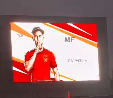 女足球员推拉娜观战国足平泰国,致谢武磊百场