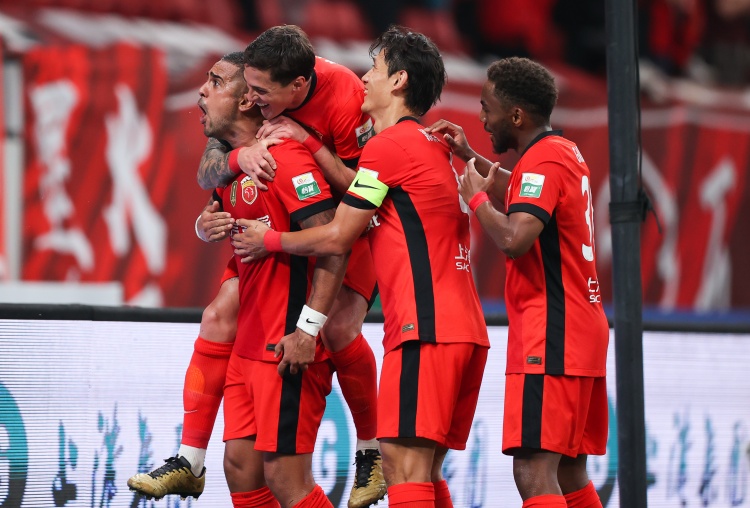 上海德比海港2-0胜申花,保级压力骤减