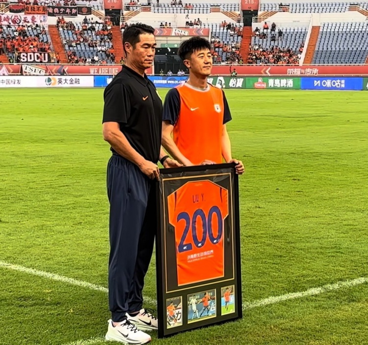 泰山赛前颁奖:克雷桑五月最佳,刘洋200场纪念