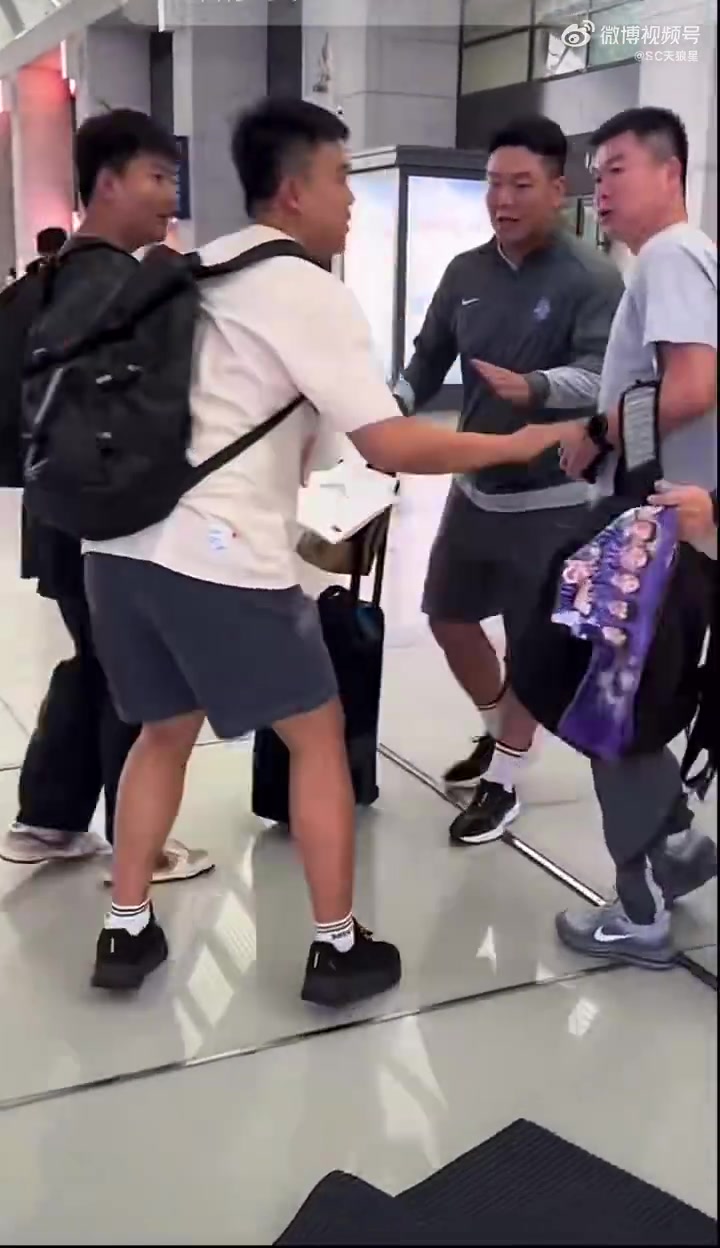 天津球迷接站滑倒险铲于根伟