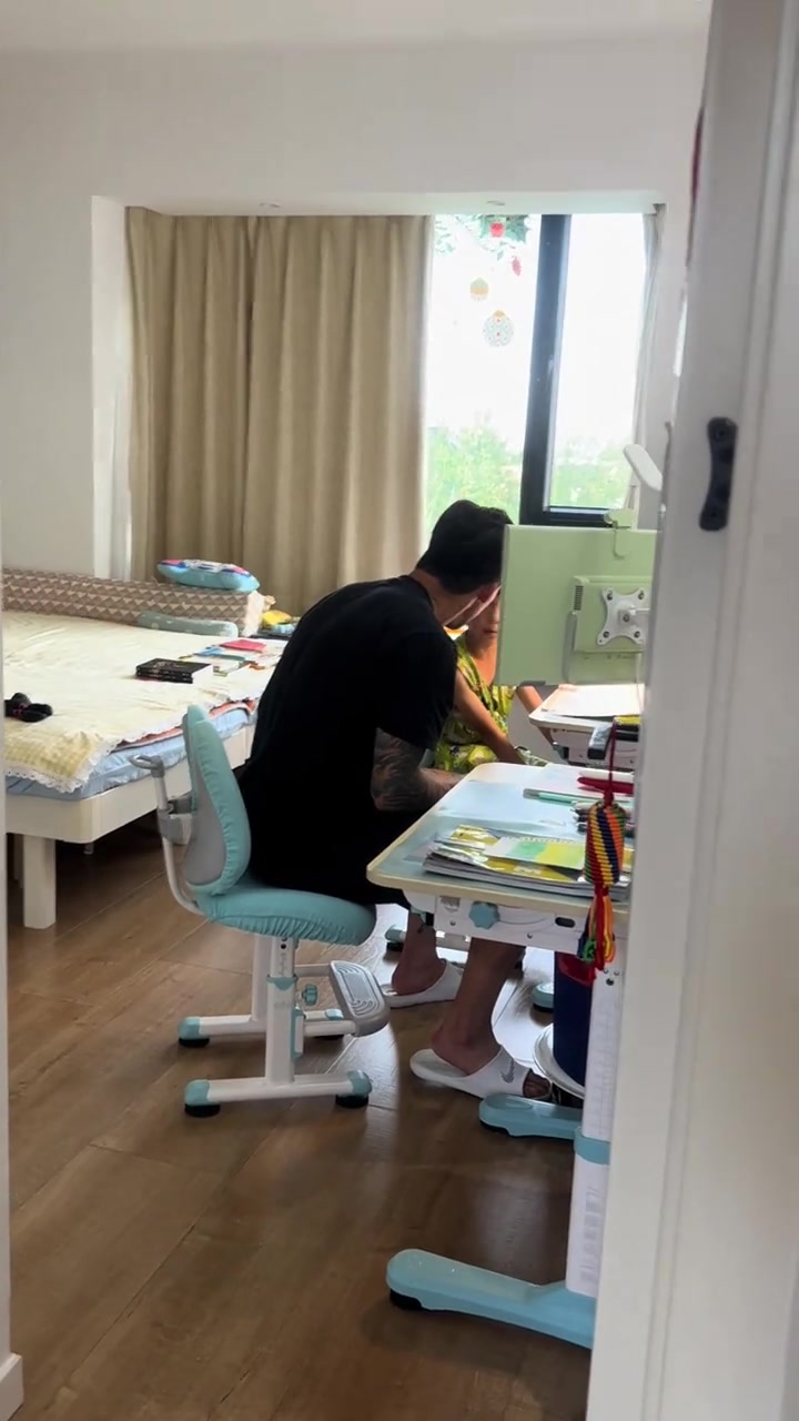 张琳芃辅导儿子作业无奈回头,妻子笑侃谁也逃不过