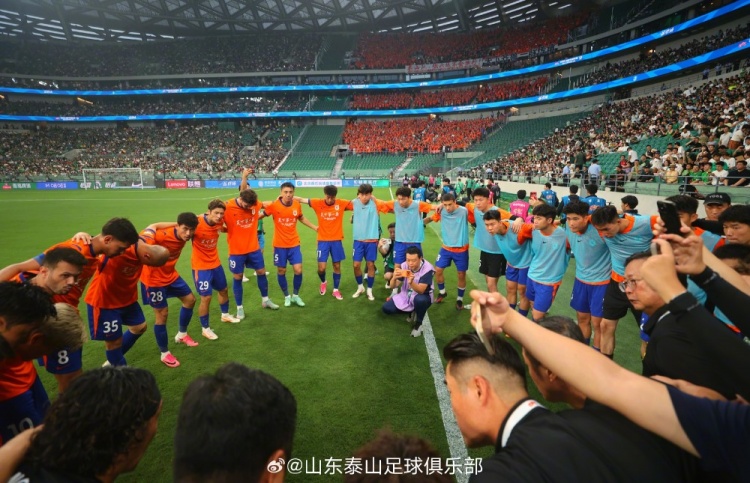 山东泰山客场0-2负国安,少一人仍拼至终场