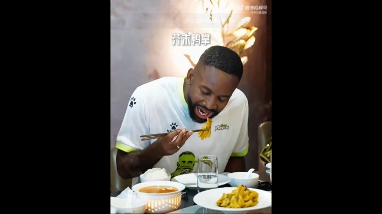 巴坎布曹永竞京城美食测评:烤鸭毛血旺口味各异