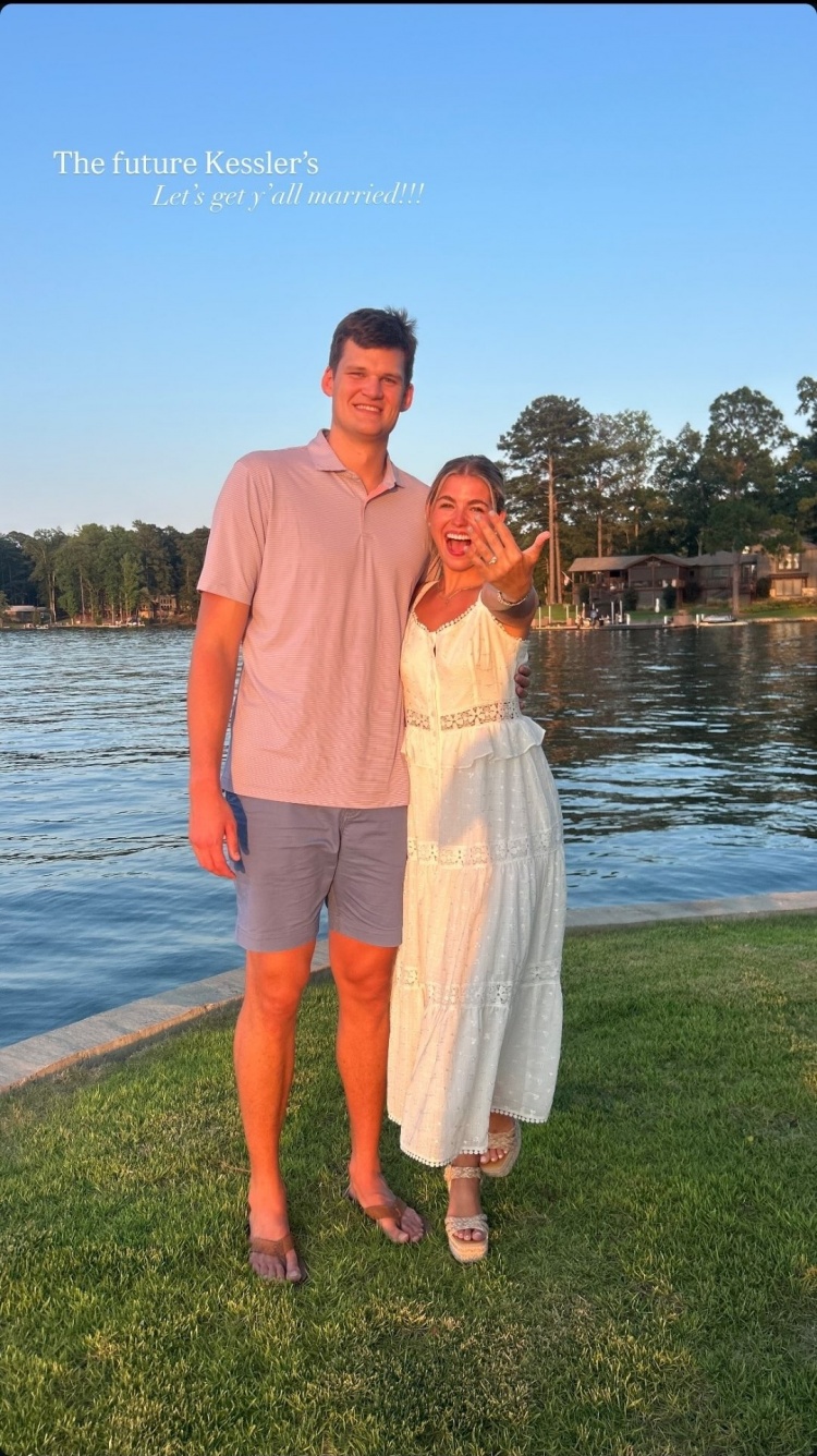 湖人球员凯斯勒求婚成功,未婚妻当选美国小姐