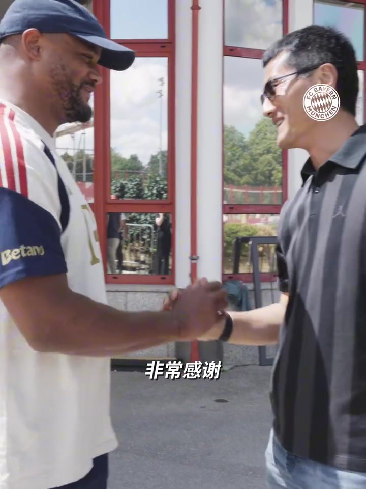 邵佳一访拜仁与孔帕尼交流国足梯队
