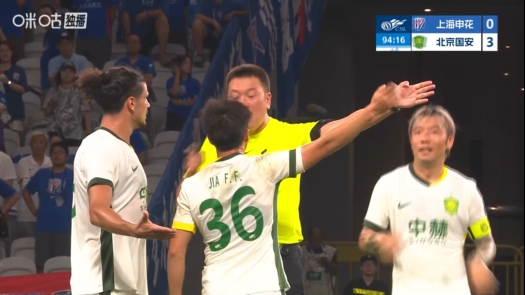 3-0不满足!裁判吹终场哨后,国安球员抗议要求追溯最后一攻点球