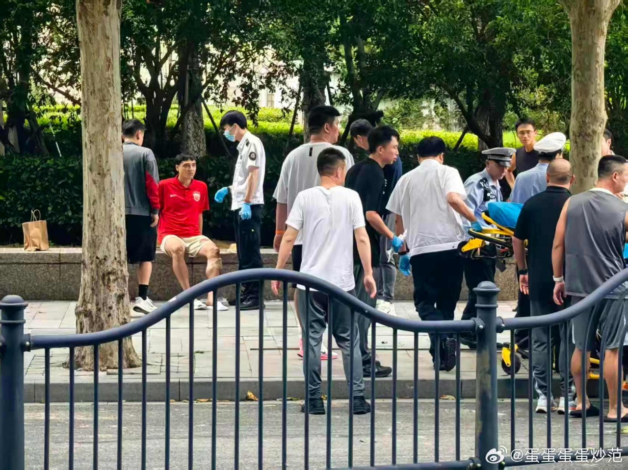 倒霉!海港俱乐部证实,吾米提江就是被4S店员工试驾撞伤的行人