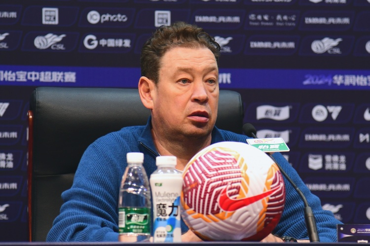 记者:斯卢茨基今早乘机返回莫斯科,于汉超等人送行