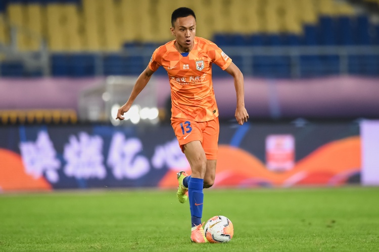 张弛退役后亮相山东U15训练营助力青训