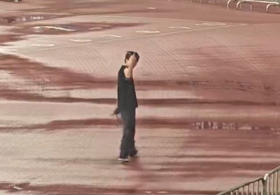 津门虎跟队记者转发视频:三镇主场工作人员对看台竖中指