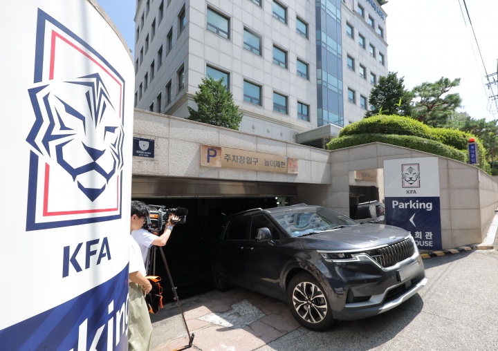 韩媒:韩国足协共进行8次性招待,其中包含3名中国足协相关人士