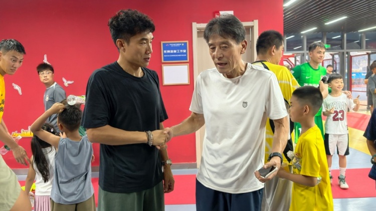与昔日弟子再会,足球报晒青岛德比赛后李章洙与郑智黄博文重逢照