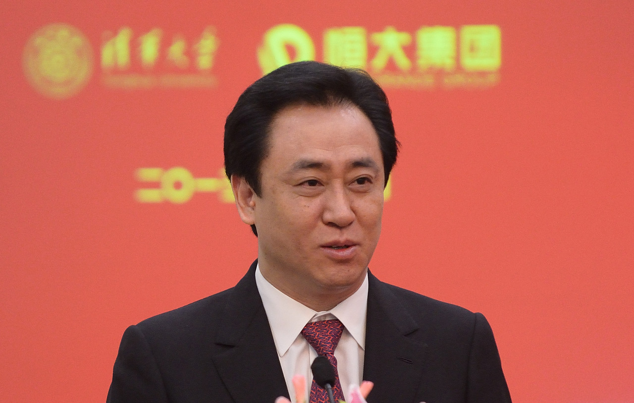 前恒大员工谈许家印:感觉他很爱演,曾把球员召集到草坪聊天摆拍