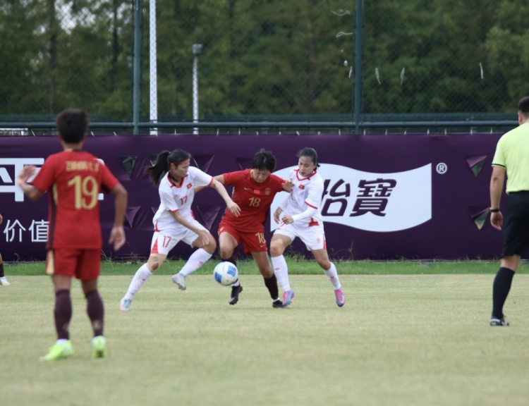 友谊赛-中国女足3-0击败越南女足,下半场连入三球