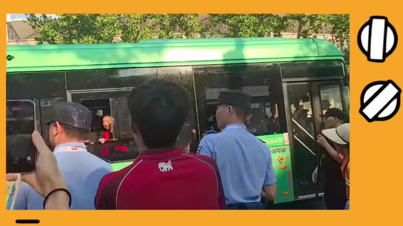 火药味!赛前河南和蓉城球迷互骂,部分河南球迷制作“老鼠”玩偶